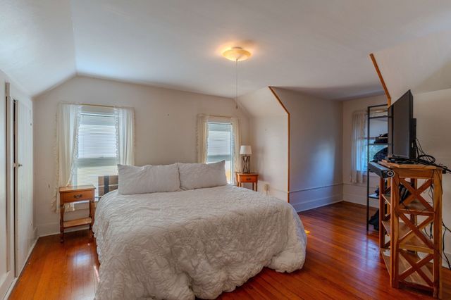 16 Chapel St, Wareham, MA 02571