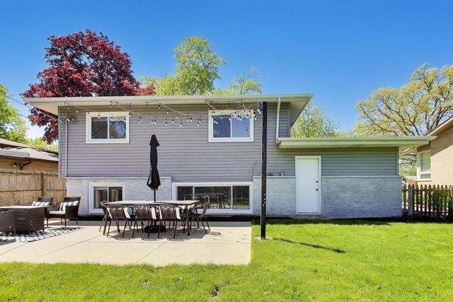 1153 Kenton Road, Deerfield, IL 60015
