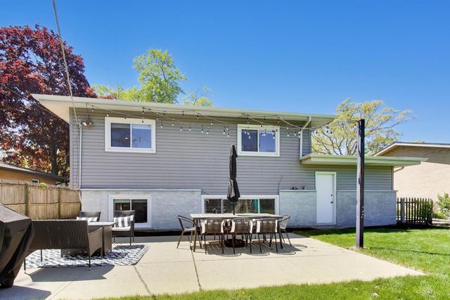 1153 Kenton Road, Deerfield, IL 60015