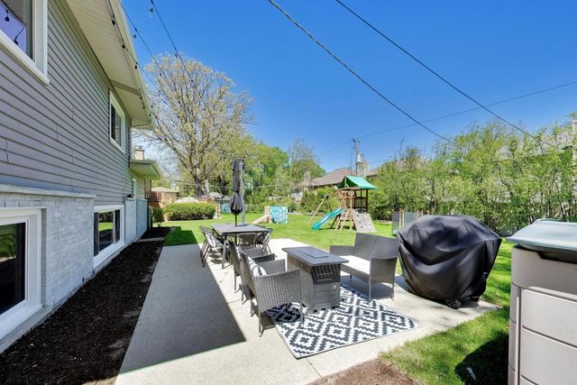 1153 Kenton Road, Deerfield, IL 60015