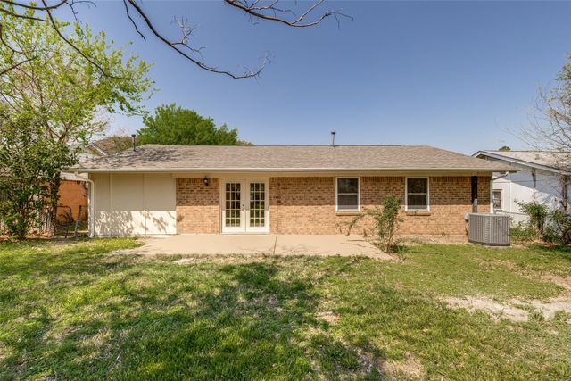 318 Price Drive, Lewisville, TX 75067