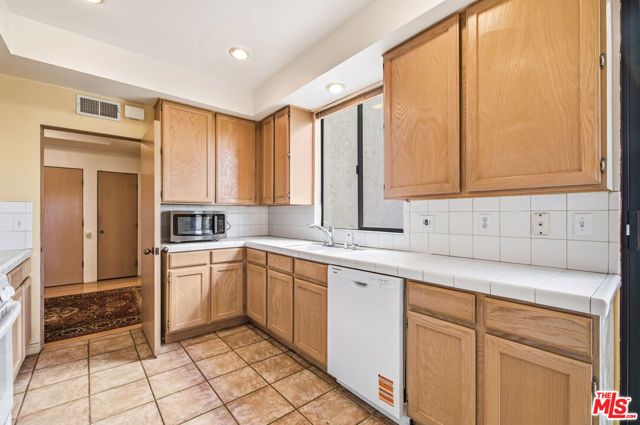 4454 Ventura Canyon Avenue 105, Sherman Oaks, CA 91423