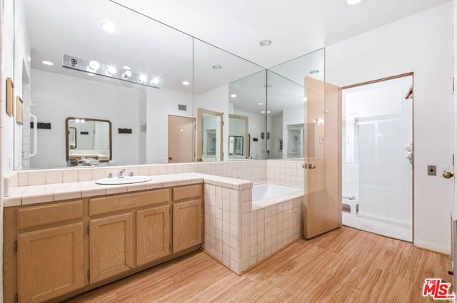 4454 Ventura Canyon Avenue 105, Sherman Oaks, CA 91423