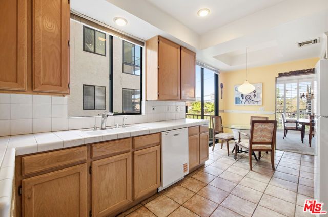 4454 Ventura Canyon Avenue 105, Sherman Oaks, CA 91423