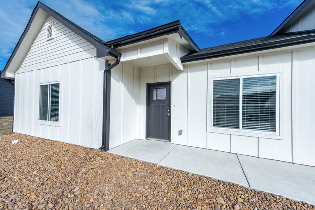 498 E Harper St, Valley Center, KS 67147