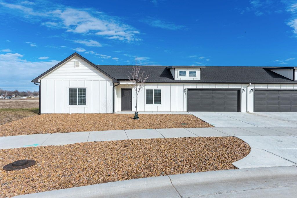 498 E Harper St, Valley Center, KS 67147
