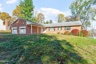 6 Oaktree Lane, Colonie, NY 12309