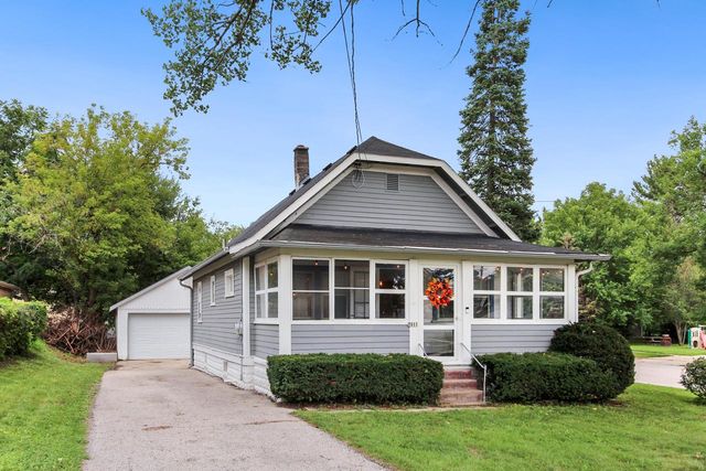 2011 Highland AVENUE, Waukesha, WI 53186