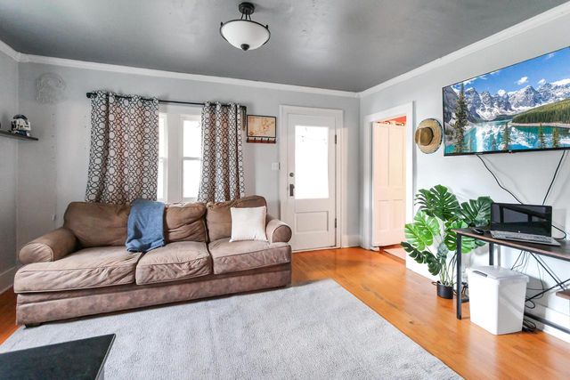 2011 Highland AVENUE, Waukesha, WI 53186