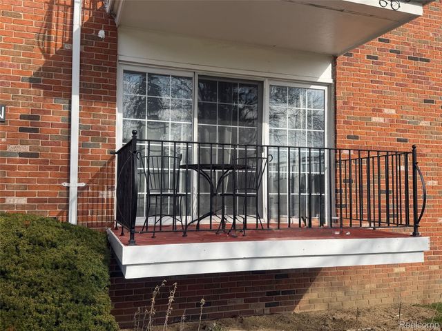 454 Fox Hills Drive N, Bloomfield Hills, MI 48304