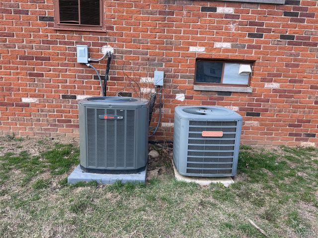 454 Fox Hills Drive N, Bloomfield Hills, MI 48304