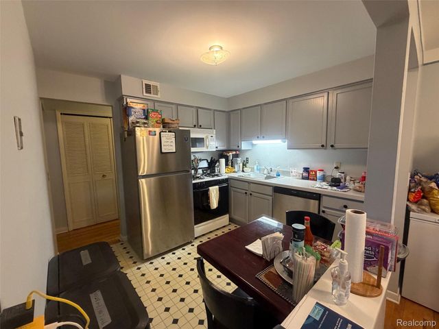 454 Fox Hills Drive N, Bloomfield Hills, MI 48304