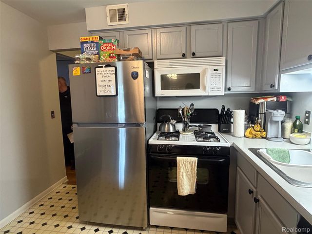 454 Fox Hills Drive N, Bloomfield Hills, MI 48304