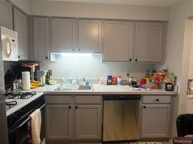 454 Fox Hills Drive N, Bloomfield Hills, MI 48304