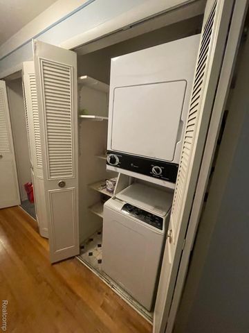 454 Fox Hills Drive N, Bloomfield Hills, MI 48304