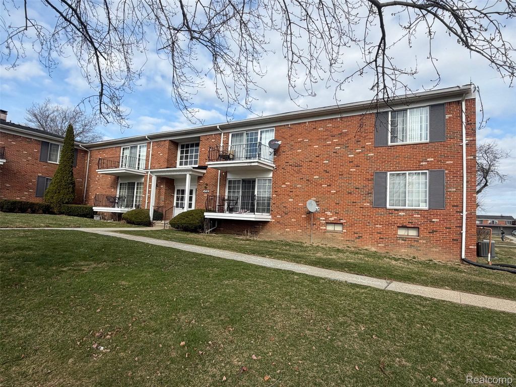 454 Fox Hills Drive N, Bloomfield Hills, MI 48304