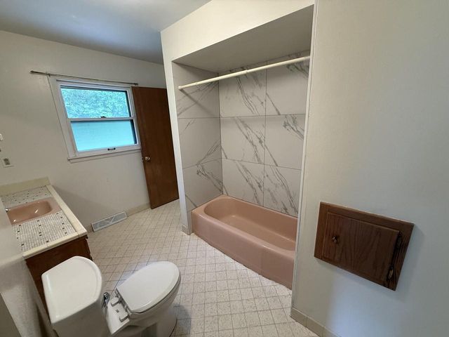 8414 S Verdev DRIVE, Oak Creek, WI 53154