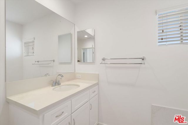 6711 W 87th Place, Los Angeles, CA 90045