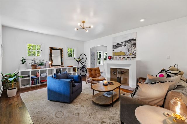 332 Leroi Rd, Point Breeze, PA 15208