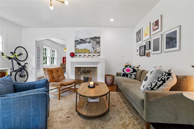 332 Leroi Rd, Point Breeze, PA 15208