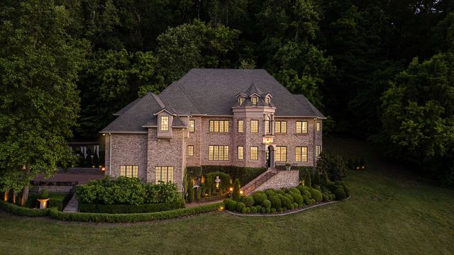 1060 Natchez Valley Ln, Franklin, TN 37064