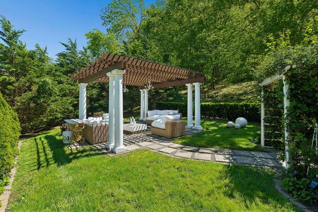 1060 Natchez Valley Ln, Franklin, TN 37064