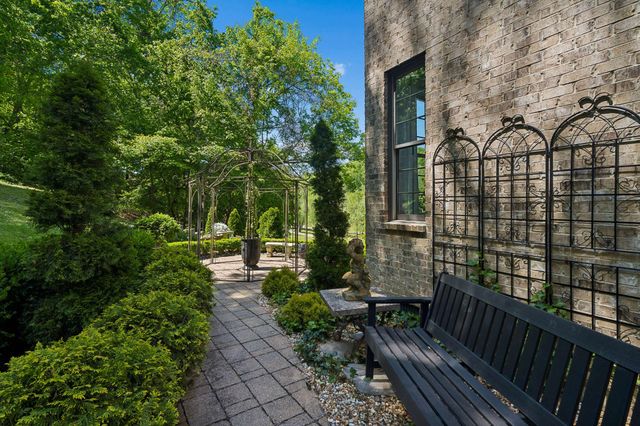 1060 Natchez Valley Ln, Franklin, TN 37064