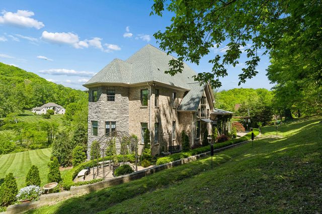 1060 Natchez Valley Ln, Franklin, TN 37064