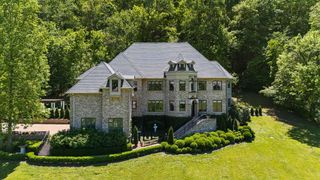 1060 Natchez Valley Ln, Franklin, TN 37064