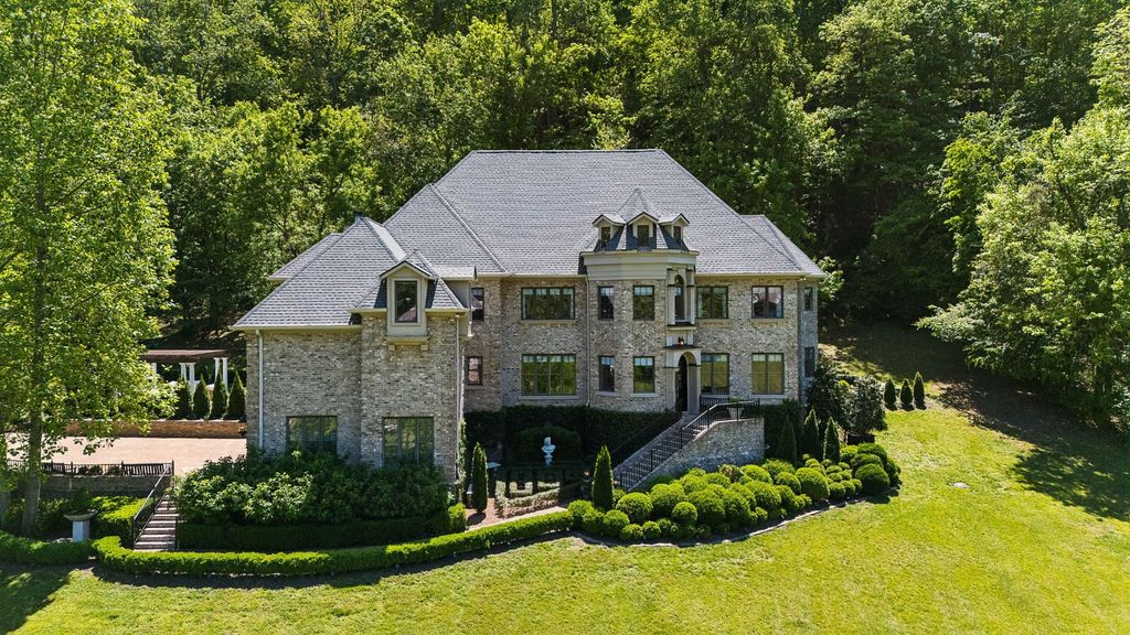 1060 Natchez Valley Ln, Franklin, TN 37064