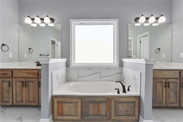 11460 N Auburndale Circle, Kansas City, MO 64157