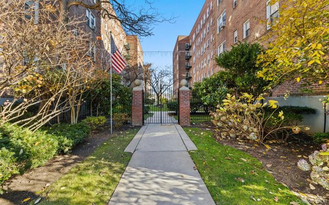 32 Cathedral Avenue 6c, Hempstead, NY 11550