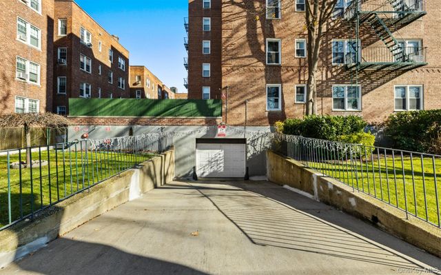 32 Cathedral Avenue 6c, Hempstead, NY 11550