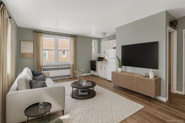 32 Cathedral Avenue 6c, Hempstead, NY 11550