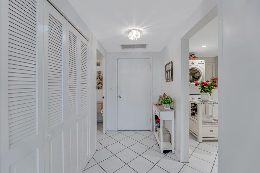 Image 7 of property listing at 3475 S Ocean Boulevard 2130, Palm Beach, FL 33480