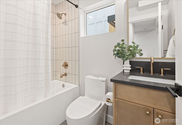 14308 B Roslyn Place N, Seattle, WA 98133