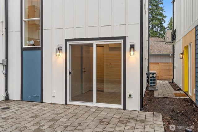 14308 B Roslyn Place N, Seattle, WA 98133