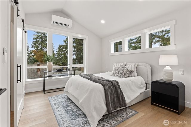 14308 B Roslyn Place N, Seattle, WA 98133