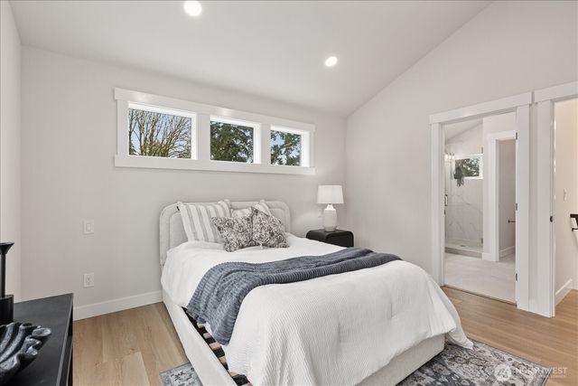14308 B Roslyn Place N, Seattle, WA 98133