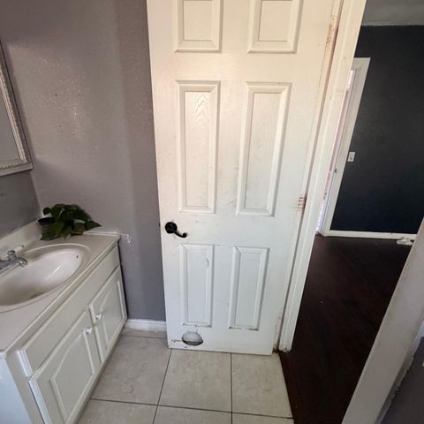 2032 E 9th St, Stockton, CA 95206