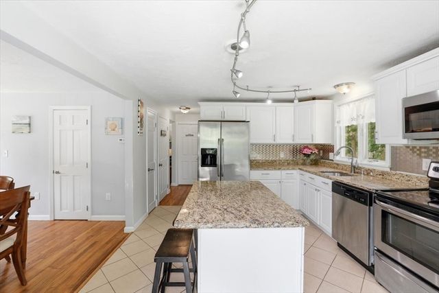 70 Quinaquisset Ave, Mashpee, MA 02649