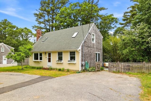 70 Quinaquisset Ave, Mashpee, MA 02649