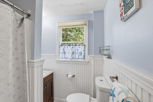 70 Quinaquisset Ave, Mashpee, MA 02649