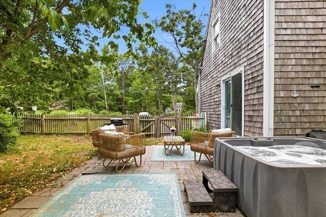 70 Quinaquisset Ave, Mashpee, MA 02649