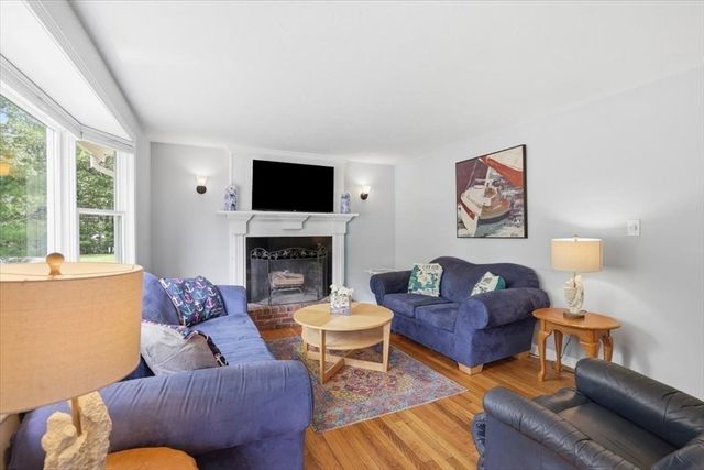 70 Quinaquisset Ave, Mashpee, MA 02649