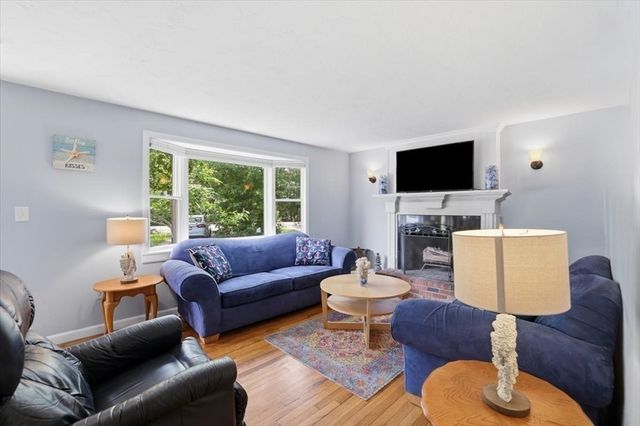 70 Quinaquisset Ave, Mashpee, MA 02649