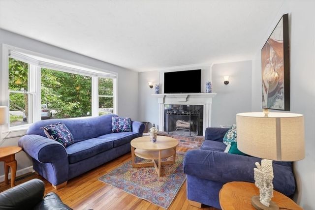 70 Quinaquisset Ave, Mashpee, MA 02649