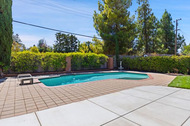19488 Brockton Lane, Saratoga, CA 95070