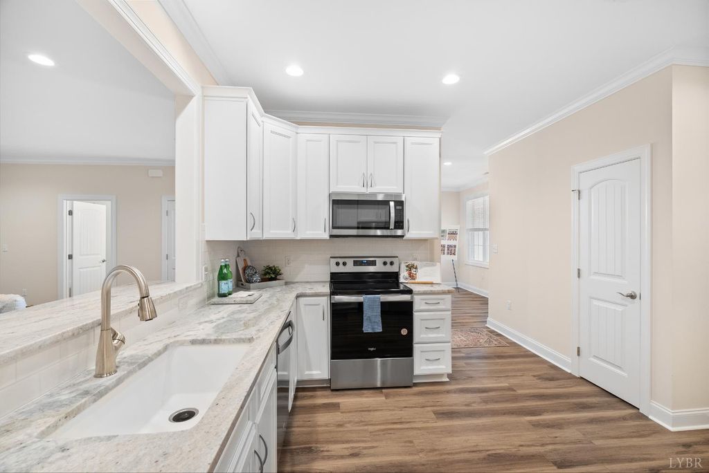 Image 11 of property listing at 176 Villa Oak Circle, Bedford, VA 24523