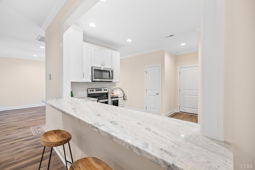 Image 13 of property listing at 176 Villa Oak Circle, Bedford, VA 24523